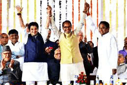 Shivraj Singh Chouhan Wins Hearts At Kamal Nath's Oath